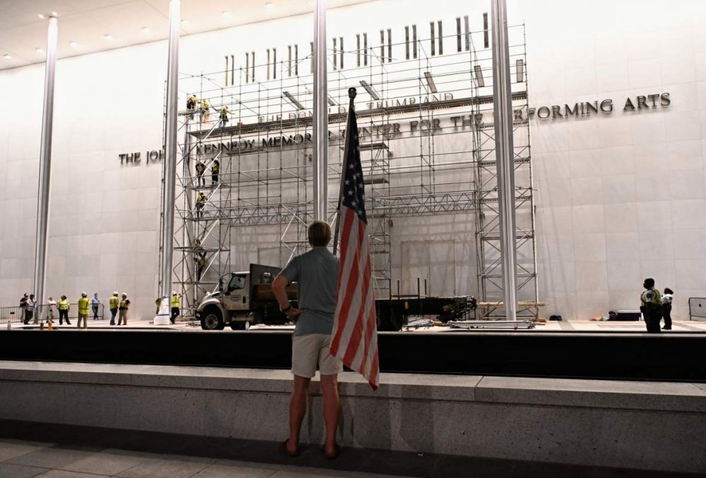 Dělníci 13. června 2026 ráno začali z fasády Kennedyho centra ve Washingtonu sundávat jméno amerického prezidenta Donalda Trumpa.