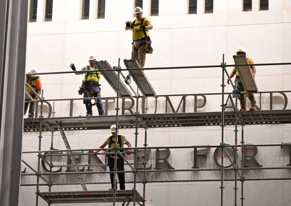 Dělníci 13. června 2026 ráno začali z fasády Kennedyho centra ve Washingtonu sundávat jméno amerického prezidenta Donalda Trumpa.