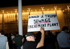 Dělníci 13. června 2026 ráno začali z fasády Kennedyho centra ve Washingtonu sundávat jméno amerického prezidenta Donalda Trumpa.