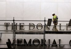 Dělníci 13. června 2026 ráno začali z fasády Kennedyho centra ve Washingtonu sundávat jméno amerického prezidenta Donalda Trumpa.