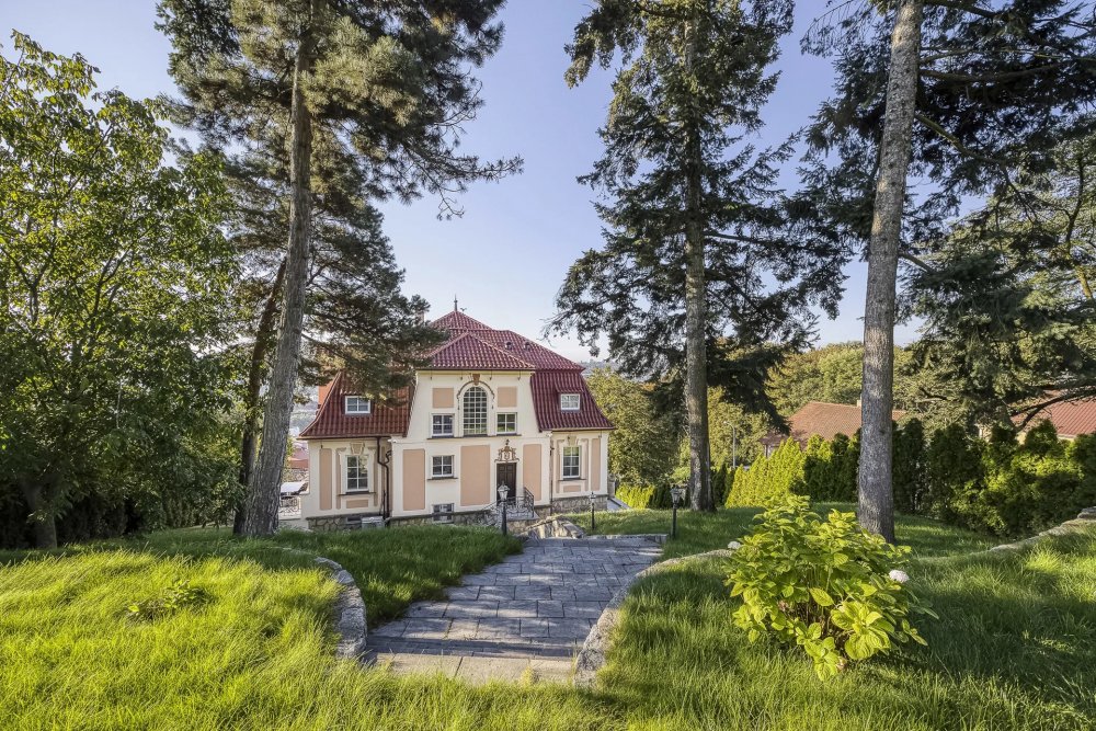 Prvorepubliková vila z roku 1935 ve Vysočanech vznikla podle návrhu architekta Aloise Dlabače. K prodeji je za 69,5 milionu korun.