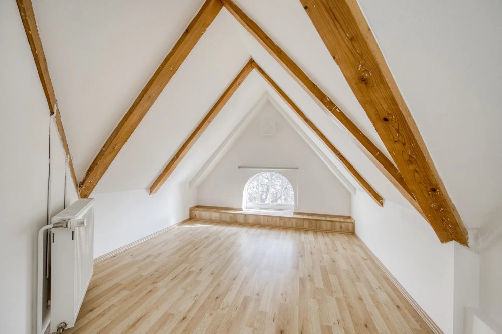 Podkroví nabízí klidnou soukromou část domu s ložnicí, pracovnou, šatnou, koupelnou a úložným zázemím.