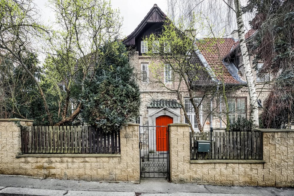 Historická kamenná vila z roku 1914 na pražských Hřebenkách je k prodeji za 53,7 milionu korun.