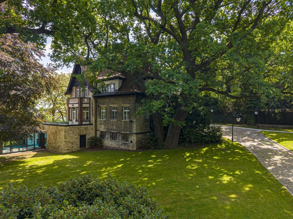 Rezidence vznikla jako součást prestižního projektu vil architekta Viktora Beneše pod vlivem anglické vilové architektury.
