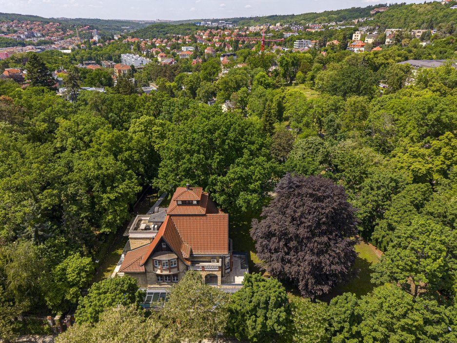 Unikátní vila z roku 1910 na Hřebenkách nabízí 400 metrů čtverečních užitné plochy a stojí na pozemku o rozloze 3359 metrů čtverečních.