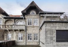 Samostatná část dvojvily v klidné ulici Tichá nabízí užitnou plochu 317 metrů čtverečních a dispozici 6+kk.