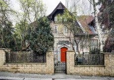 Historická kamenná vila z roku 1914 na pražských Hřebenkách je k prodeji za 53,7 milionu korun.