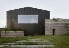 Jakub Janošík proměnil bývalou halu ve Valašských Příkazech v centrálu a showroom firmy Janošík, který propojuje architekturu, krajinu, velkorysá okna, bílé interiéry a zahradu pod hřebenem Bílých Karpat.