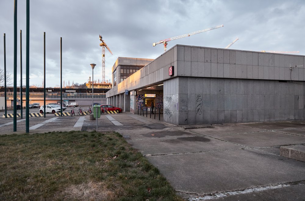 Proměna Nových Holešovic se netýká jen nové výstavby v okolí nádraží. Zadání počítá také s pohodlnějším přestupem mezi vlakem a metrem, dvěma propojenými náměstími přes Vrbenského ulici, lepší prostupností území, vazbami na Vltavu a Stromovku i umístěním mateřské školy. Z dopravního uzlu se má stát plnohodnotná městská čtvrť.