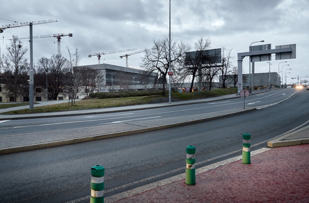 Proměna Nových Holešovic se netýká jen nové výstavby v okolí nádraží. Zadání počítá také s pohodlnějším přestupem mezi vlakem a metrem, dvěma propojenými náměstími přes Vrbenského ulici, lepší prostupností území, vazbami na Vltavu a Stromovku i umístěním mateřské školy. Z dopravního uzlu se má stát plnohodnotná městská čtvrť.