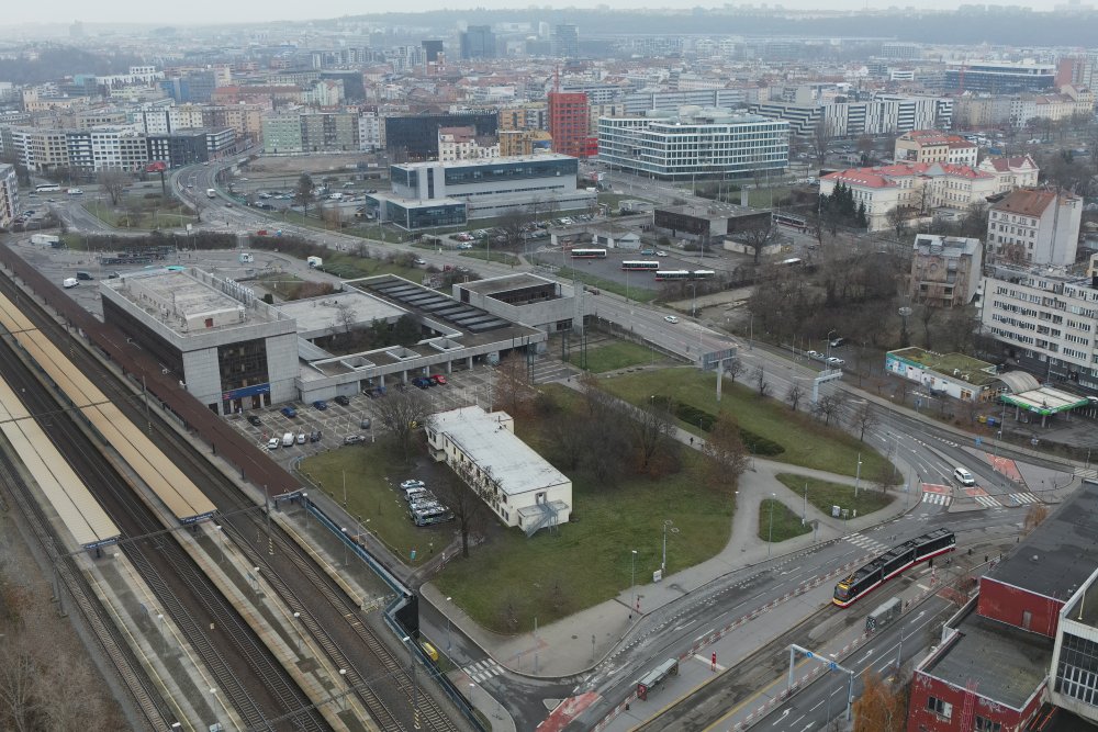 Proměna Nových Holešovic se netýká jen nové výstavby v okolí nádraží. Zadání počítá také s pohodlnějším přestupem mezi vlakem a metrem, dvěma propojenými náměstími přes Vrbenského ulici, lepší prostupností území, vazbami na Vltavu a Stromovku i umístěním mateřské školy. Z dopravního uzlu se má stát plnohodnotná městská čtvrť.