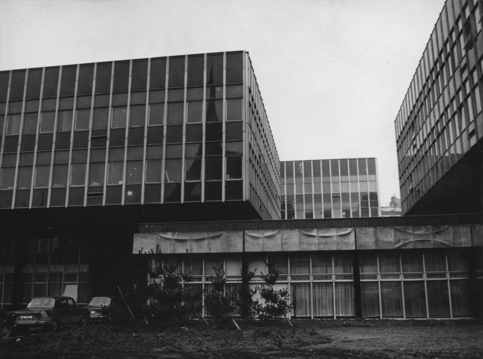 Pragerovy kostky v Emauzích patří k nejvýraznějším pražským stavbám druhé poloviny 20. století. Modernistický areál podle návrhu Karla Pragera a Jiřího Kadeřábka vznikl v 70. letech jako sídlo projektových ústavů a od roku 2017 je spojený také s CAMPem. Teď ho čeká největší proměna od dokončení v roce 1975.