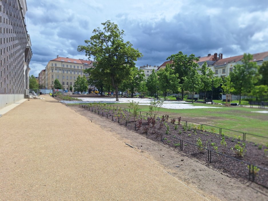 Revitalizace podle návrhu MCA atelieru Pavly Melkové a Miroslava Cikána, realizovaná hlavním městem Prahou ve spolupráci s Městskou částí Praha 3, sjednocuje dosud fragmentovaný prostor, navazuje na urbanistický řád založený Josipem Plečnikem a vrací Jiřáku roli živého městského náměstí. Nová podoba přinesla 120 nově vysazených stromů, pobytové trávníky, vodní prvky, dětské hřiště, mobiliář i technické zázemí pro trhy a kulturní akce.