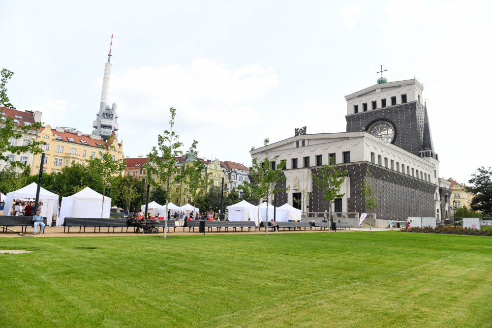 Revitalizace podle návrhu MCA atelieru Pavly Melkové a Miroslava Cikána, realizovaná hlavním městem Prahou ve spolupráci s Městskou částí Praha 3, sjednocuje dosud fragmentovaný prostor, navazuje na urbanistický řád založený Josipem Plečnikem a vrací Jiřáku roli živého městského náměstí. Nová podoba přinesla 120 nově vysazených stromů, pobytové trávníky, vodní prvky, dětské hřiště, mobiliář i technické zázemí pro trhy a kulturní akce.