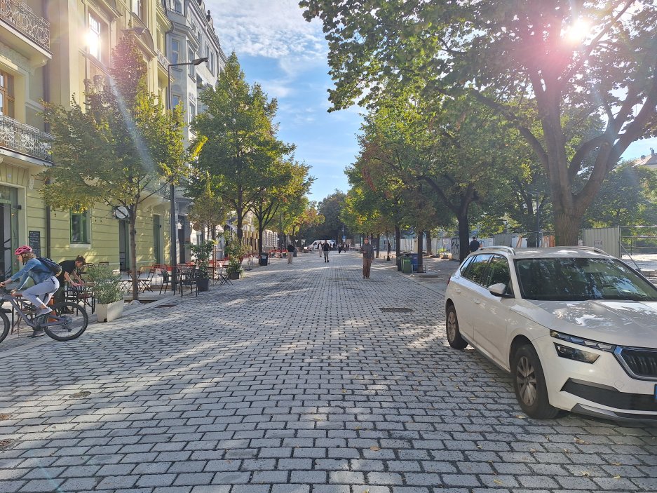 Revitalizace podle návrhu MCA atelieru Pavly Melkové a Miroslava Cikána, realizovaná hlavním městem Prahou ve spolupráci s Městskou částí Praha 3, sjednocuje dosud fragmentovaný prostor, navazuje na urbanistický řád založený Josipem Plečnikem a vrací Jiřáku roli živého městského náměstí. Nová podoba přinesla 120 nově vysazených stromů, pobytové trávníky, vodní prvky, dětské hřiště, mobiliář i technické zázemí pro trhy a kulturní akce.