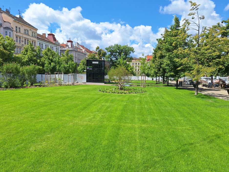 Revitalizace podle návrhu MCA atelieru Pavly Melkové a Miroslava Cikána, realizovaná hlavním městem Prahou ve spolupráci s Městskou částí Praha 3, sjednocuje dosud fragmentovaný prostor, navazuje na urbanistický řád založený Josipem Plečnikem a vrací Jiřáku roli živého městského náměstí. Nová podoba přinesla 120 nově vysazených stromů, pobytové trávníky, vodní prvky, dětské hřiště, mobiliář i technické zázemí pro trhy a kulturní akce.
