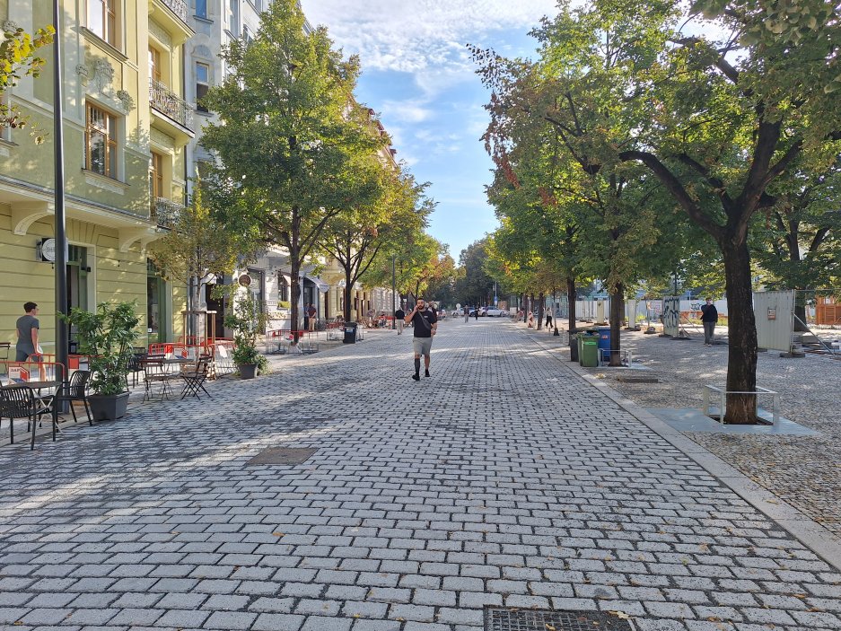 Revitalizace podle návrhu MCA atelieru Pavly Melkové a Miroslava Cikána, realizovaná hlavním městem Prahou ve spolupráci s Městskou částí Praha 3, sjednocuje dosud fragmentovaný prostor, navazuje na urbanistický řád založený Josipem Plečnikem a vrací Jiřáku roli živého městského náměstí. Nová podoba přinesla 120 nově vysazených stromů, pobytové trávníky, vodní prvky, dětské hřiště, mobiliář i technické zázemí pro trhy a kulturní akce.