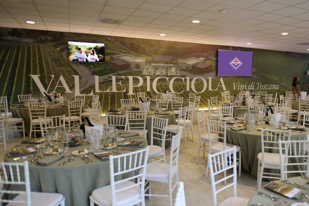 Zchátralá usedlost v kopcích Chianti Classico se během dvou dekád proměnila v luxusní vinařský resort. Vallepicciola dnes propojuje moderní vinařství ukryté ve svahu, pětihvězdičkové ubytování, michelinskou gastronomii i zážitky mezi vinicemi. Podívejte se, jak vypadá toskánský model, kde se víno neprodává jen v lahvi, ale jako celý životní styl.