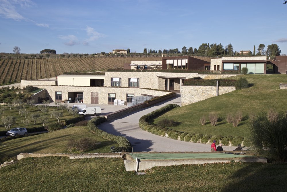 Zchátralá usedlost v kopcích Chianti Classico se během dvou dekád proměnila v luxusní vinařský resort. Vallepicciola dnes propojuje moderní vinařství ukryté ve svahu, pětihvězdičkové ubytování, michelinskou gastronomii i zážitky mezi vinicemi. Podívejte se, jak vypadá toskánský model, kde se víno neprodává jen v lahvi, ale jako celý životní styl.