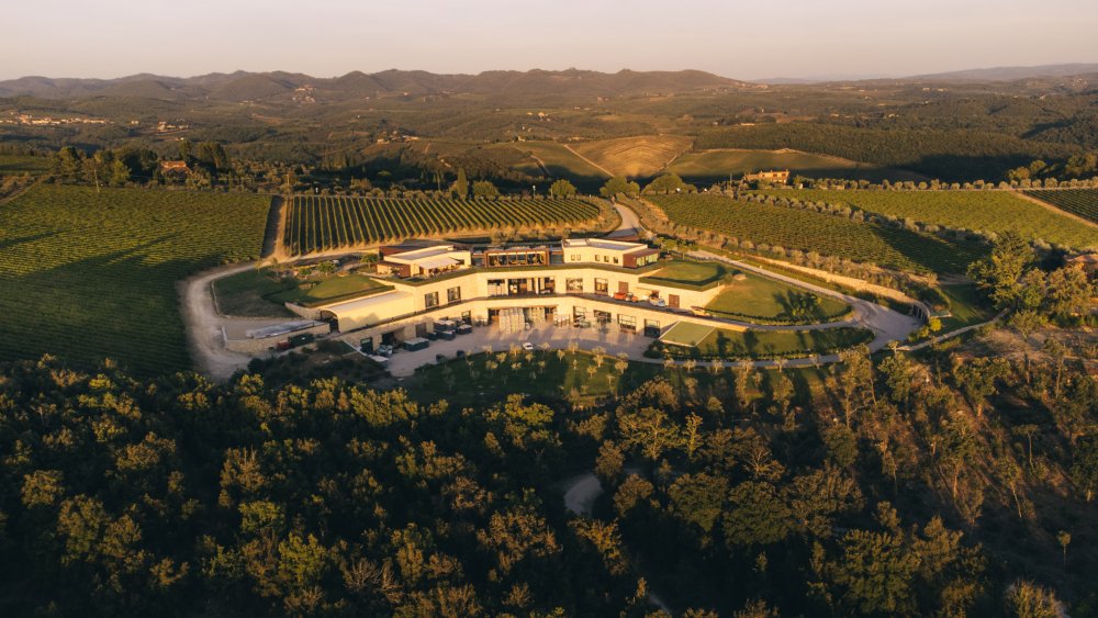Zchátralá usedlost v kopcích Chianti Classico se během dvou dekád proměnila v luxusní vinařský resort. Vallepicciola dnes propojuje moderní vinařství ukryté ve svahu, pětihvězdičkové ubytování, michelinskou gastronomii i zážitky mezi vinicemi. Podívejte se, jak vypadá toskánský model, kde se víno neprodává jen v lahvi, ale jako celý životní styl.