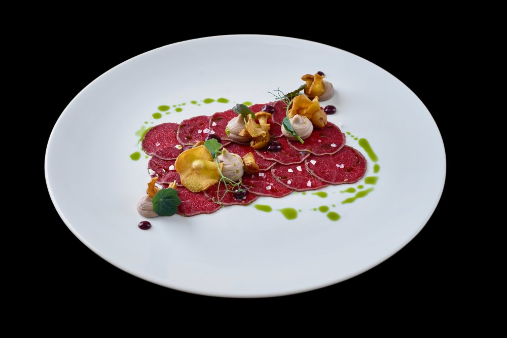 Carpaccio z daňka pak jemně dolaďují nakládané lišky, kaštanový krém a ostružinový gel. Daňčí maso je v této kombinaci delikátnější než jelen a méně výrazné než divočák.
