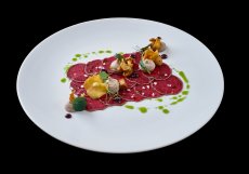 Carpaccio z daňka pak jemně dolaďují nakládané lišky, kaštanový krém a ostružinový gel. Daňčí maso je v této kombinaci delikátnější než jelen a méně výrazné než divočák.