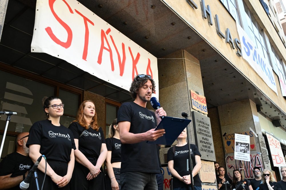 Stovky zaměstnanců ČT se sešly před budovou k protestu proti změně financování