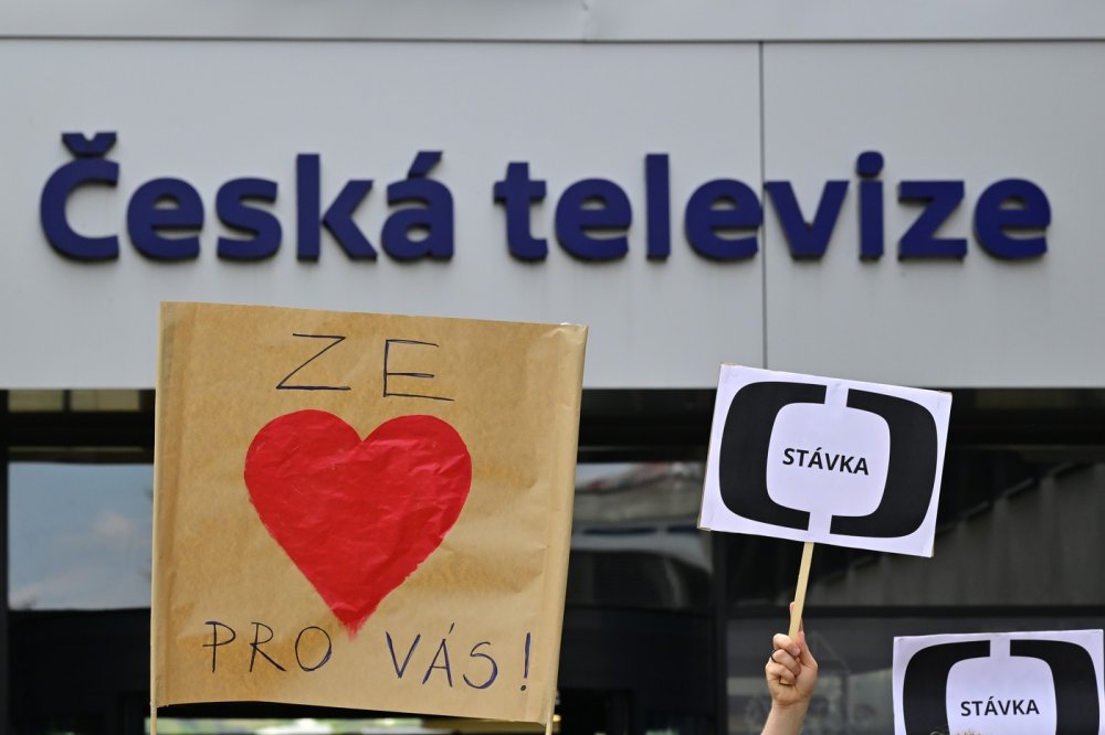 Stovky zaměstnanců ČT se sešly před budovou k protestu proti změně financování