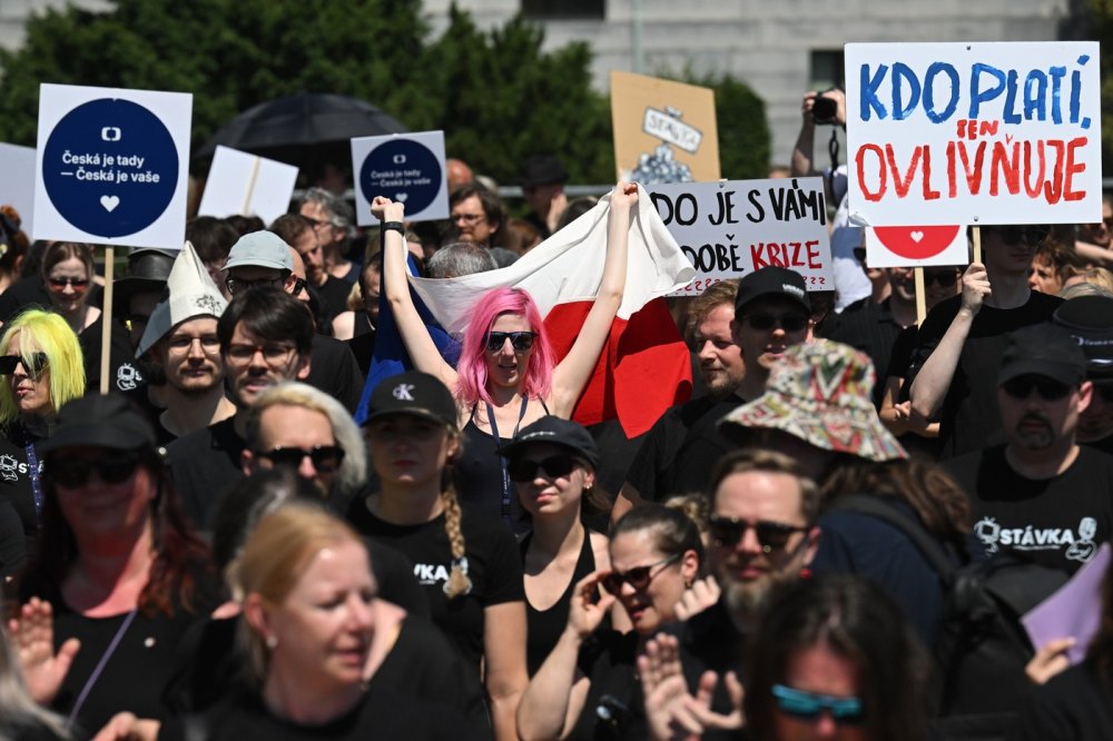 Stovky zaměstnanců ČT se sešly před budovou k protestu proti změně financování