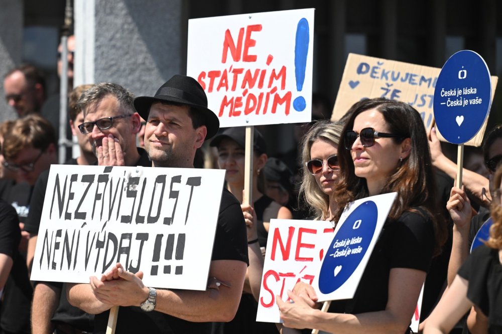 Stovky zaměstnanců ČT se sešly před budovou k protestu proti změně financování