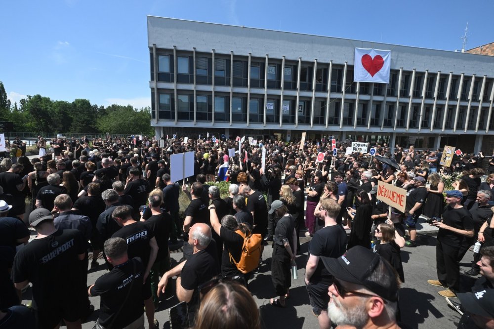 Stovky zaměstnanců ČT se sešly před budovou k protestu proti změně financování