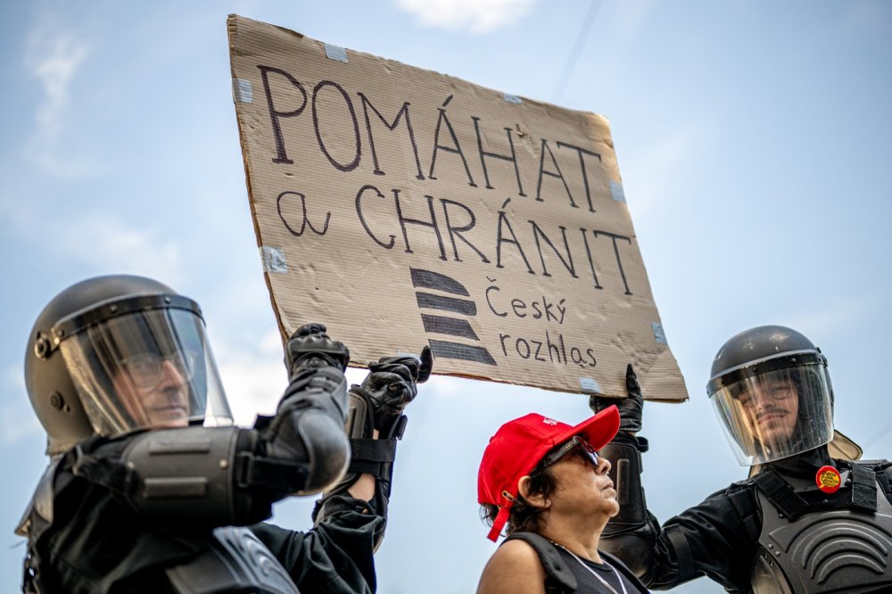 Stovky zaměstnanců ČT se sešly před budovou k protestu proti změně financování