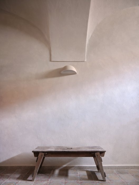 Architekti Jan a Barbora Horovi ze studia ORA proměnili rodinný dům v žatecké Obloukové ulici z téměř ztracené ruiny v místo, kde se potkává ubytování, výčep a soukromé zázemí. Rekonstrukce trvala osm let a stála na snaze zachovat maximum původních konstrukcí, využít recyklované materiály a nechat starý dům stárnout dál — jen s novým životem.