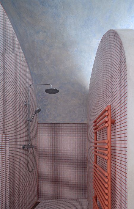 Architekti Jan a Barbora Horovi ze studia ORA proměnili rodinný dům v žatecké Obloukové ulici z téměř ztracené ruiny v místo, kde se potkává ubytování, výčep a soukromé zázemí. Rekonstrukce trvala osm let a stála na snaze zachovat maximum původních konstrukcí, využít recyklované materiály a nechat starý dům stárnout dál — jen s novým životem.