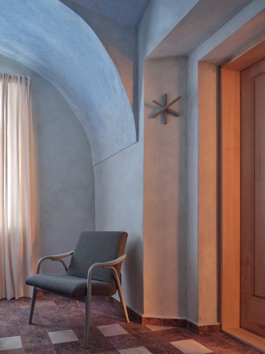 Architekti Jan a Barbora Horovi ze studia ORA proměnili rodinný dům v žatecké Obloukové ulici z téměř ztracené ruiny v místo, kde se potkává ubytování, výčep a soukromé zázemí. Rekonstrukce trvala osm let a stála na snaze zachovat maximum původních konstrukcí, využít recyklované materiály a nechat starý dům stárnout dál — jen s novým životem.