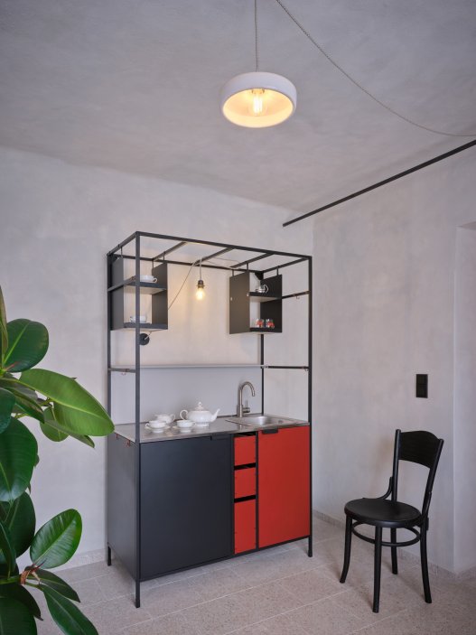 Architekti Jan a Barbora Horovi ze studia ORA proměnili rodinný dům v žatecké Obloukové ulici z téměř ztracené ruiny v místo, kde se potkává ubytování, výčep a soukromé zázemí. Rekonstrukce trvala osm let a stála na snaze zachovat maximum původních konstrukcí, využít recyklované materiály a nechat starý dům stárnout dál — jen s novým životem.