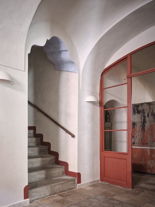 Architekti Jan a Barbora Horovi ze studia ORA proměnili rodinný dům v žatecké Obloukové ulici z téměř ztracené ruiny v místo, kde se potkává ubytování, výčep a soukromé zázemí. Rekonstrukce trvala osm let a stála na snaze zachovat maximum původních konstrukcí, využít recyklované materiály a nechat starý dům stárnout dál — jen s novým životem.