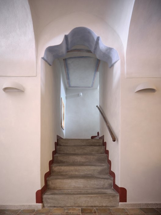 Architekti Jan a Barbora Horovi ze studia ORA proměnili rodinný dům v žatecké Obloukové ulici z téměř ztracené ruiny v místo, kde se potkává ubytování, výčep a soukromé zázemí. Rekonstrukce trvala osm let a stála na snaze zachovat maximum původních konstrukcí, využít recyklované materiály a nechat starý dům stárnout dál — jen s novým životem.
