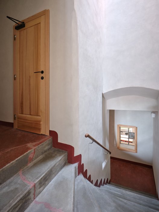 Architekti Jan a Barbora Horovi ze studia ORA proměnili rodinný dům v žatecké Obloukové ulici z téměř ztracené ruiny v místo, kde se potkává ubytování, výčep a soukromé zázemí. Rekonstrukce trvala osm let a stála na snaze zachovat maximum původních konstrukcí, využít recyklované materiály a nechat starý dům stárnout dál — jen s novým životem.