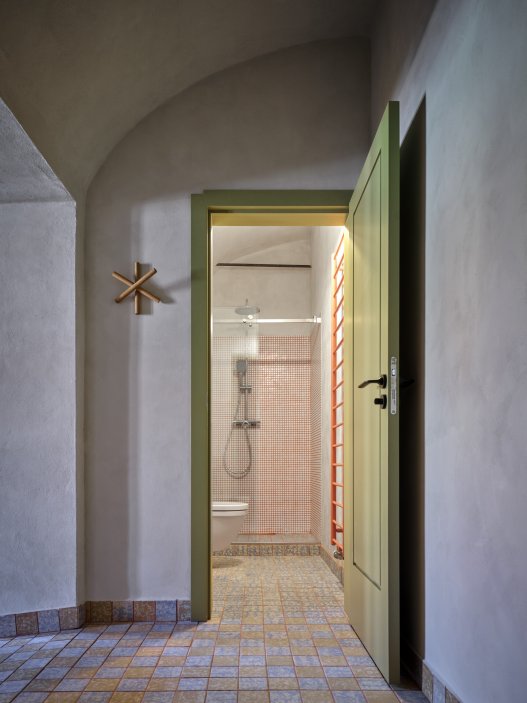 Architekti Jan a Barbora Horovi ze studia ORA proměnili rodinný dům v žatecké Obloukové ulici z téměř ztracené ruiny v místo, kde se potkává ubytování, výčep a soukromé zázemí. Rekonstrukce trvala osm let a stála na snaze zachovat maximum původních konstrukcí, využít recyklované materiály a nechat starý dům stárnout dál — jen s novým životem.