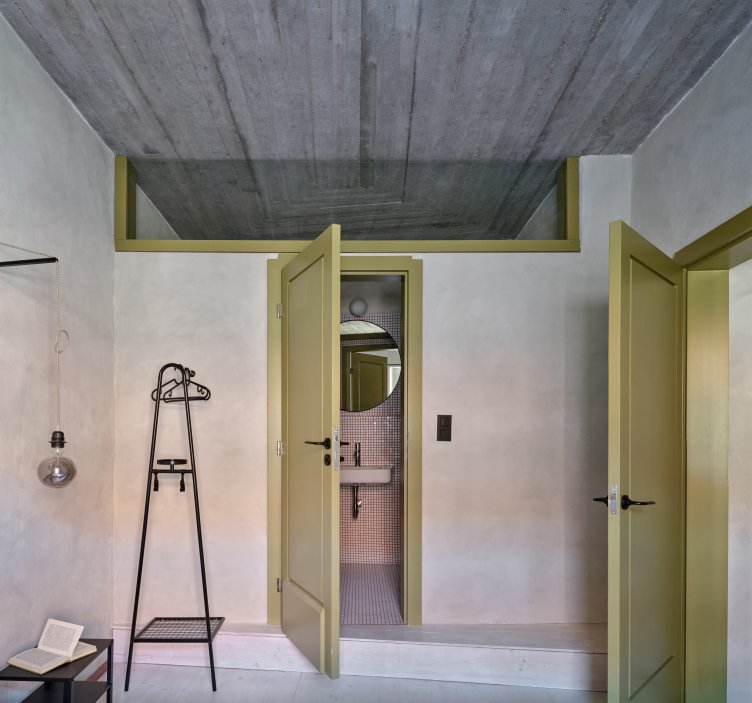 Architekti Jan a Barbora Horovi ze studia ORA proměnili rodinný dům v žatecké Obloukové ulici z téměř ztracené ruiny v místo, kde se potkává ubytování, výčep a soukromé zázemí. Rekonstrukce trvala osm let a stála na snaze zachovat maximum původních konstrukcí, využít recyklované materiály a nechat starý dům stárnout dál — jen s novým životem.