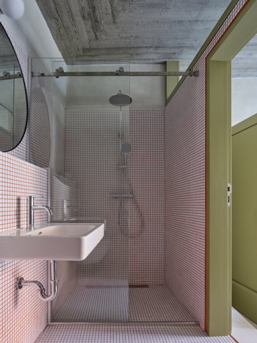 Architekti Jan a Barbora Horovi ze studia ORA proměnili rodinný dům v žatecké Obloukové ulici z téměř ztracené ruiny v místo, kde se potkává ubytování, výčep a soukromé zázemí. Rekonstrukce trvala osm let a stála na snaze zachovat maximum původních konstrukcí, využít recyklované materiály a nechat starý dům stárnout dál — jen s novým životem.