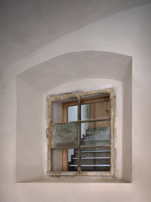 Architekti Jan a Barbora Horovi ze studia ORA proměnili rodinný dům v žatecké Obloukové ulici z téměř ztracené ruiny v místo, kde se potkává ubytování, výčep a soukromé zázemí. Rekonstrukce trvala osm let a stála na snaze zachovat maximum původních konstrukcí, využít recyklované materiály a nechat starý dům stárnout dál — jen s novým životem.