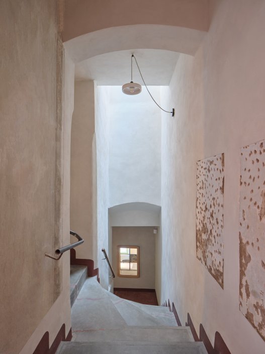 Architekti Jan a Barbora Horovi ze studia ORA proměnili rodinný dům v žatecké Obloukové ulici z téměř ztracené ruiny v místo, kde se potkává ubytování, výčep a soukromé zázemí. Rekonstrukce trvala osm let a stála na snaze zachovat maximum původních konstrukcí, využít recyklované materiály a nechat starý dům stárnout dál — jen s novým životem.