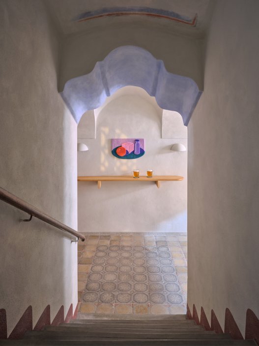 Architekti Jan a Barbora Horovi ze studia ORA proměnili rodinný dům v žatecké Obloukové ulici z téměř ztracené ruiny v místo, kde se potkává ubytování, výčep a soukromé zázemí. Rekonstrukce trvala osm let a stála na snaze zachovat maximum původních konstrukcí, využít recyklované materiály a nechat starý dům stárnout dál — jen s novým životem.