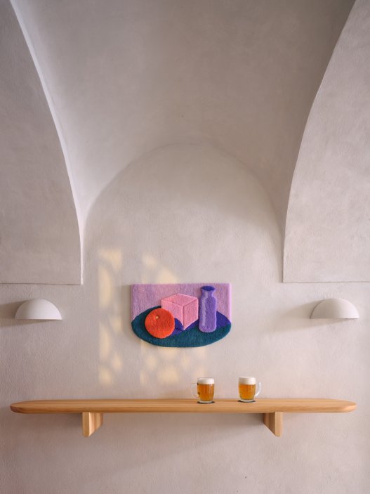 Architekti Jan a Barbora Horovi ze studia ORA proměnili rodinný dům v žatecké Obloukové ulici z téměř ztracené ruiny v místo, kde se potkává ubytování, výčep a soukromé zázemí. Rekonstrukce trvala osm let a stála na snaze zachovat maximum původních konstrukcí, využít recyklované materiály a nechat starý dům stárnout dál — jen s novým životem.