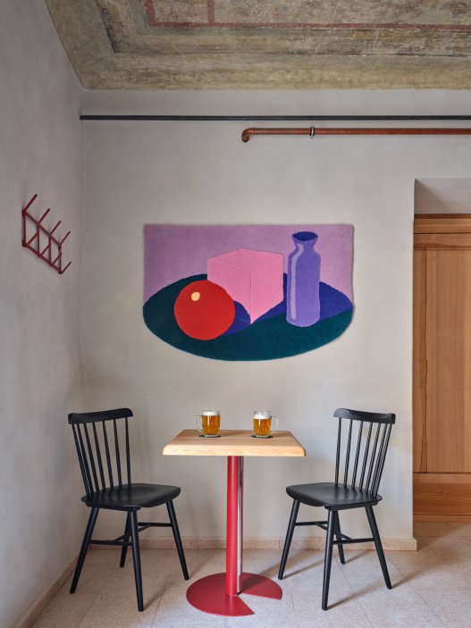Architekti Jan a Barbora Horovi ze studia ORA proměnili rodinný dům v žatecké Obloukové ulici z téměř ztracené ruiny v místo, kde se potkává ubytování, výčep a soukromé zázemí. Rekonstrukce trvala osm let a stála na snaze zachovat maximum původních konstrukcí, využít recyklované materiály a nechat starý dům stárnout dál — jen s novým životem.