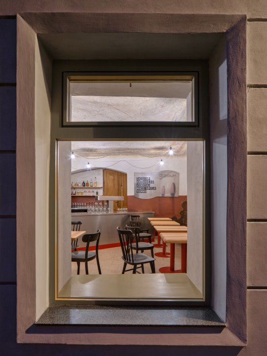 Architekti Jan a Barbora Horovi ze studia ORA proměnili rodinný dům v žatecké Obloukové ulici z téměř ztracené ruiny v místo, kde se potkává ubytování, výčep a soukromé zázemí. Rekonstrukce trvala osm let a stála na snaze zachovat maximum původních konstrukcí, využít recyklované materiály a nechat starý dům stárnout dál — jen s novým životem.