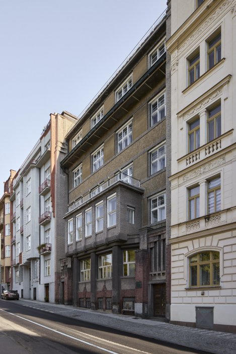 Laichterův dům na pražských Vinohradech patří k nejvýznamnějším stavbám Jana Kotěry. Studio Other Projects v něm zrekonstruovalo čtyři byty tak, aby nepůsobily jako muzeum první republiky, ale jako současné interiéry s respektem k historii. Původní omítky, obnovené šablonové výmalby, autorský nábytek i výrazné barevné akcenty vytvářejí novou vrstvu domu, jehož příjmy z pronájmů dnes pomáhají financovat obnovu historických prostor.