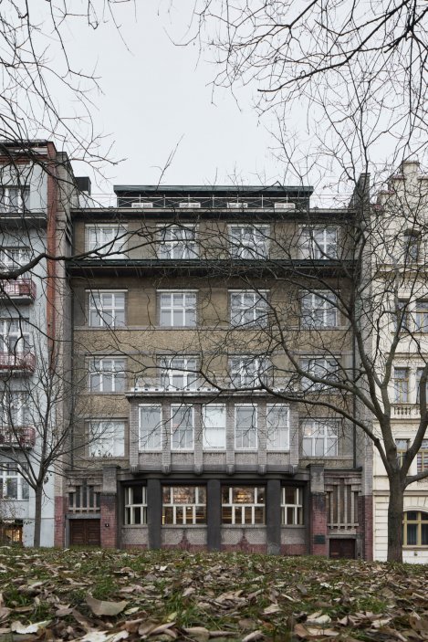 Laichterův dům na pražských Vinohradech patří k nejvýznamnějším stavbám Jana Kotěry. Studio Other Projects v něm zrekonstruovalo čtyři byty tak, aby nepůsobily jako muzeum první republiky, ale jako současné interiéry s respektem k historii. Původní omítky, obnovené šablonové výmalby, autorský nábytek i výrazné barevné akcenty vytvářejí novou vrstvu domu, jehož příjmy z pronájmů dnes pomáhají financovat obnovu historických prostor.
